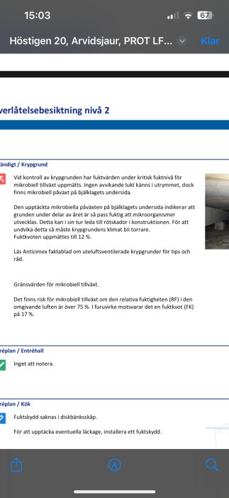 Skärmbild av fastighetsbesiktning om krypgrundsfukt och mikrobiell tillväxt. Anticimex rekommenderar åtgärder för att undvika skador.