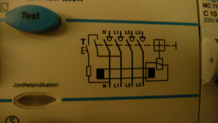 Bild av jordfelsbrytare (JFB) schema med märkning för nolla och fas, samt testknapp för enfasanvändning i verkstad.