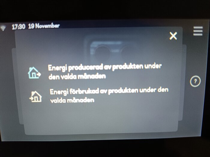 Skärm på Nibe F735-7 med energidata: "Energi producerad" och "Energi förbrukad" under vald månad, visas den 19 november kl. 17:30.