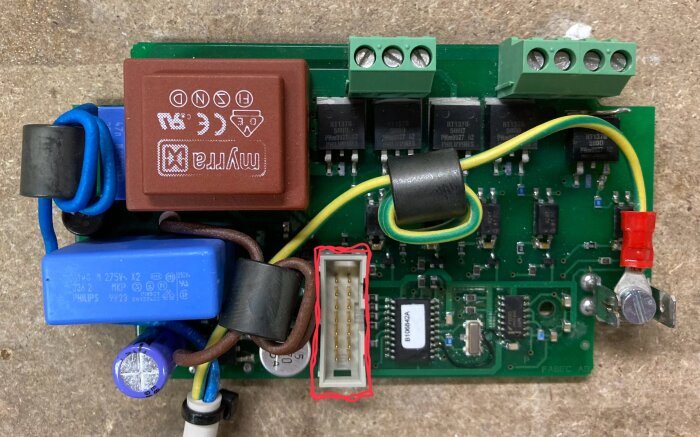 Elektronikkort märkt FABEC med en saknad bandkabel markerad i rött.