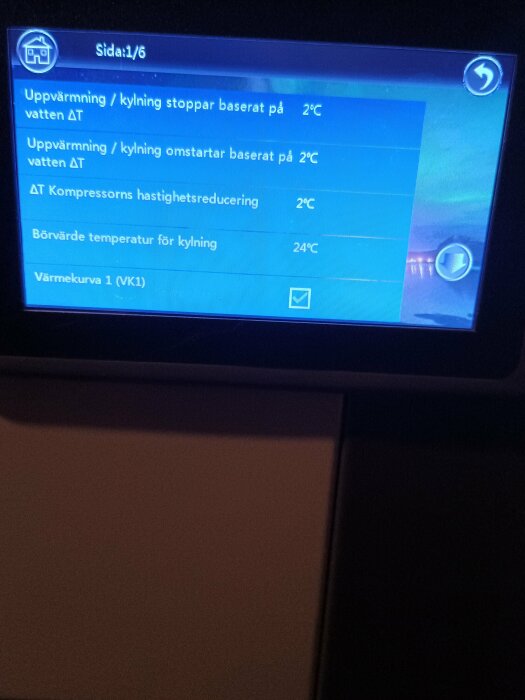 Display av värmepumpsinställningar med temperaturdifferens för uppvärmning/kylning, kompressorhastighetsreduktion och börvärde för kylning.