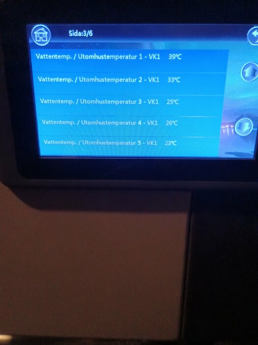 Skärmbild av värmepumpens kontrollpanel med olika temperaturinställningar för ett luft/vatten-system.