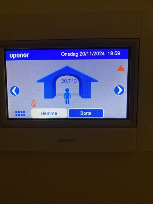 Uponor kontrollpanel visar rumstemperatur 20,7°C, datum 20/11/2024, klockslag 19:59, och en röd varningsikon på skärmen.