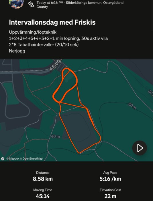 Karta med en löprunda markerad i orange, innehållande intervaller och passdata: 8,58 km distans, 45:14 tid, 5:16/km fart, 22 m höjdökning.