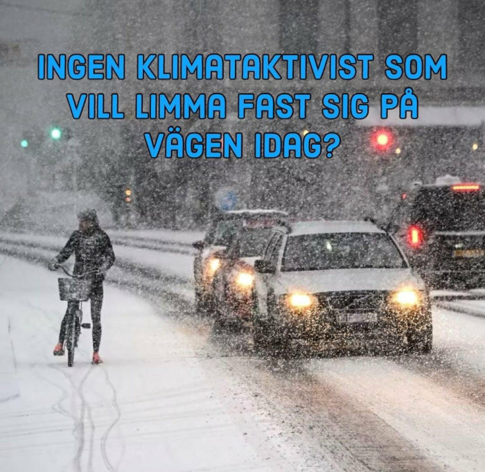 Snöstorm drabbar väg med en cyklist och bilar, text skämtar om klimataktivister som blockerar vägar.