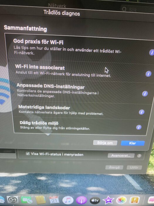 Skärm med diagnostiska råd för Wi-Fi, inklusive god praxis, anslutningsproblem och DNS-inställningar, samt alternativ för att visa Wi-Fi-status.