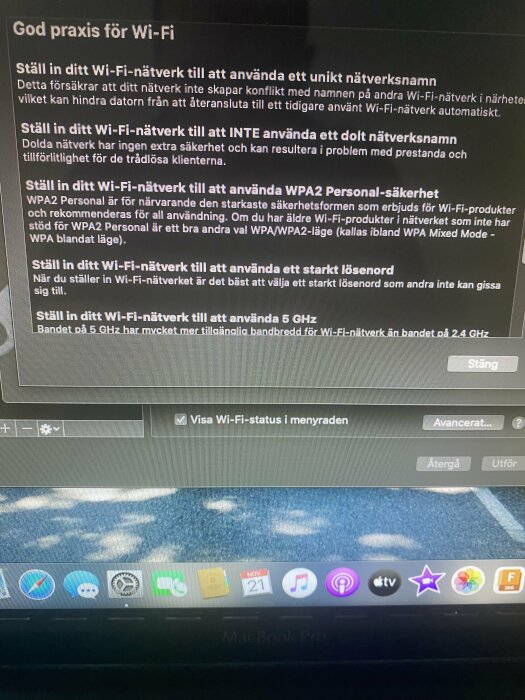 Skärmdump av MacBook som visar Wi-Fi-inställningar för god praxis, inklusive råd om nätverksnamn, säkerhet, lösenord och frekvensband.