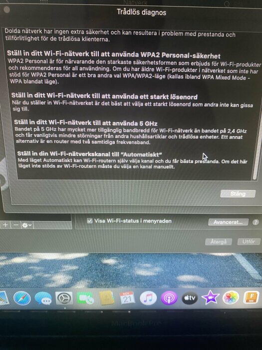 Dator på skärm visar Wi-Fi-diagnos med instruktioner om att använda WPA2-säkerhet, starkt lösenord och 5 GHz-band för bättre nätverkssäkerhet.