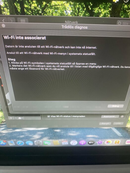 Dator visar diagnostik för Wi-Fi-problem med instruktioner för att ansluta till ett nätverk.