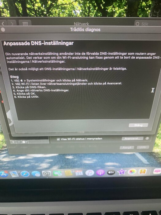 Skärm med instruktioner för att ändra DNS-inställningar på en Macbook i nätverksinställningar, med stegen listade på svenska.