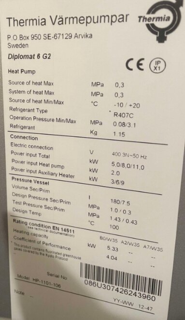 Energietikett på en Thermia Diplomat Optimum G2 värmepump med teknisk information om tryck och elanslutning.