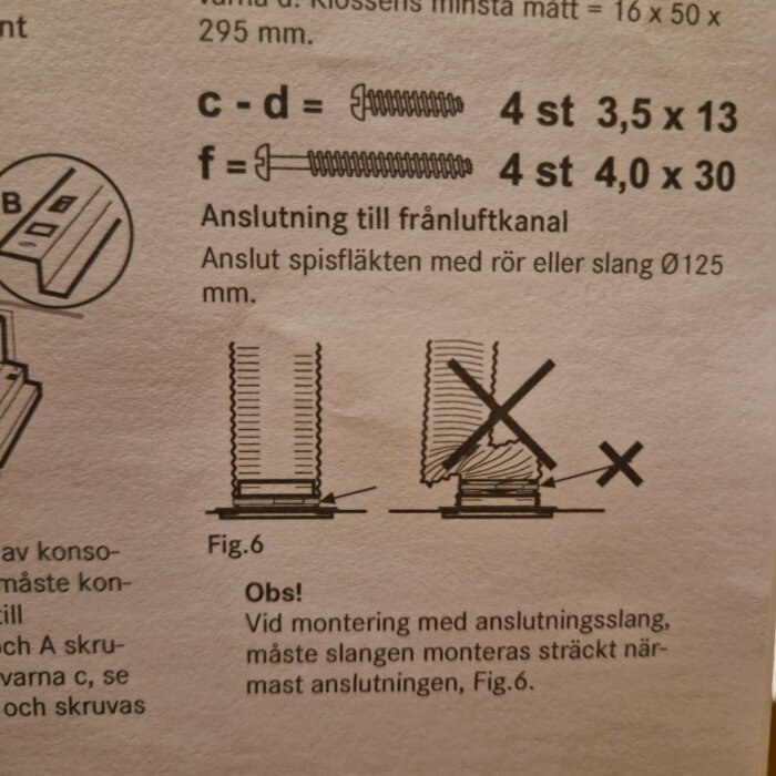 Illustration av korrekt och felaktig installation av luftslang till köksfläkt enligt manual. En rak slang godkänd, en böjd med kryss över förbuden.