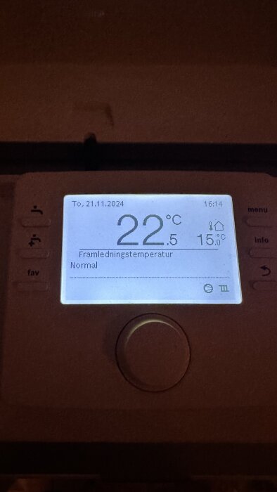 Display på Bosch 7000i värmesystem, visar 22,5 grader framledningstemperatur och 15 grader innetemperatur. 21 november 2024, kl 16:14.