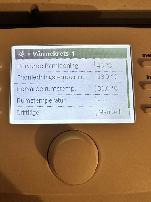 Display av Bosch 7000i med inställningar för värmekrets, visar temperaturer och driftläge. Börvärde rumstemp är 30,0 °C.