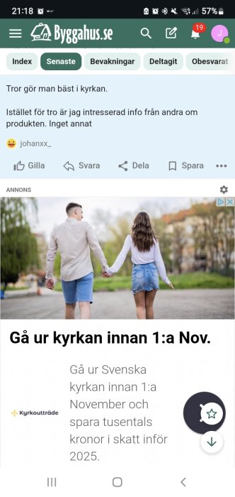 Ett par går hand i hand i en park; annons för utträde ur Svenska kyrkan med text som uppmanar att lämna kyrkan innan 1:a november för skattebesparingar.