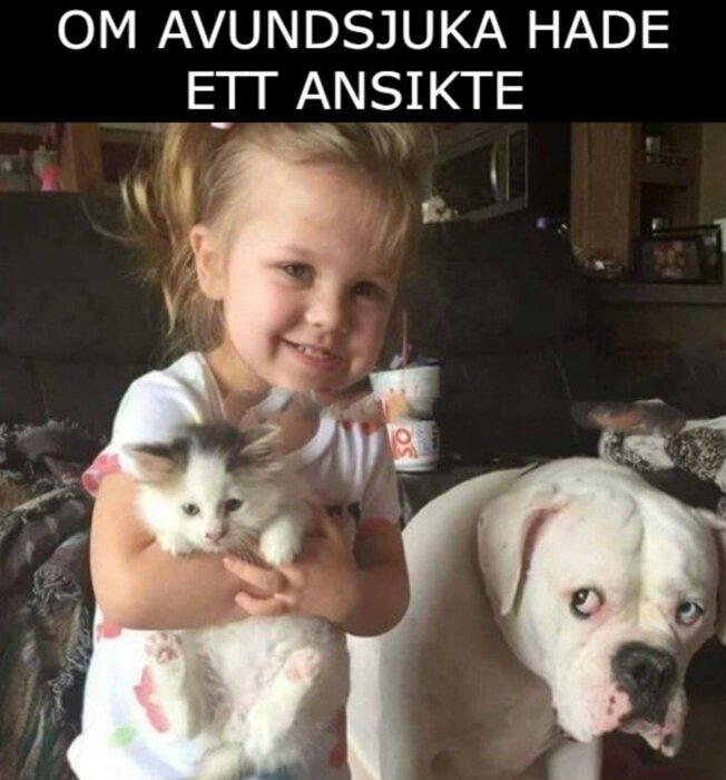 Liten flicka håller kattunge; vit hund ser avundsjuk ut. Text: "OM AVUNDSJUKA HADE ETT ANSIKTE" överst.