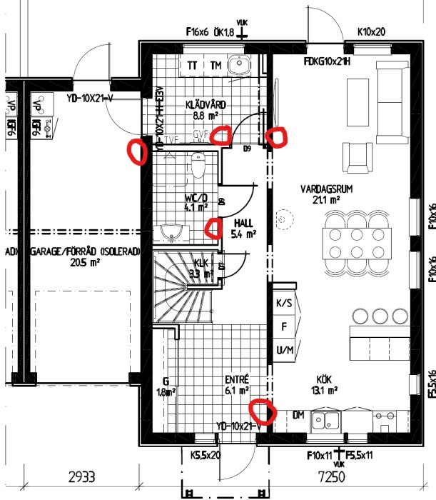 Planritning med fördelarskåp i "Klädvård" och termostat i "Entré" markerade med röda ringar.