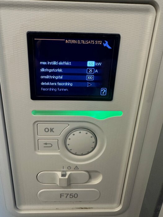 Displaypanel för intern eltillsats med inställningar för effekteffekt, säkringsstorlek och omsättningstal på F750-enhet.