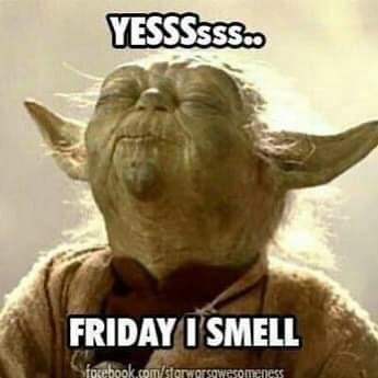 En grön, storörad varelse med stängda ögon, bredvid texten "YESSSsss.. FRIDAY I SMELL.