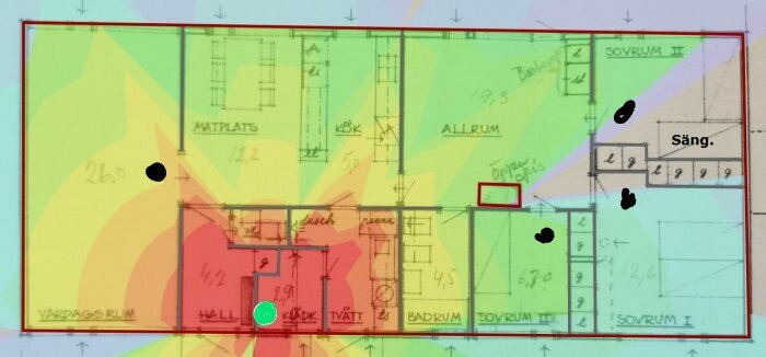 Planritning med färgade områden visar placering av brandvarnare (svarta och grön plupp) och en murad spis (röd rektangel) i ett hus.