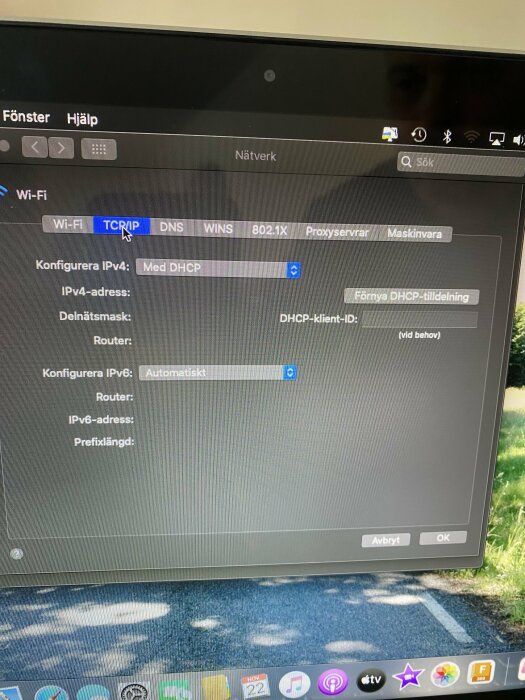 Datorskärm som visar nätverksinställningar med alternativ för IPv4 och IPv6-konfiguration via DHCP i ett Wi-Fi-nätverk.