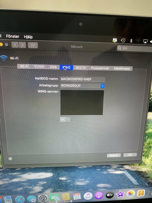 Skärmbild av nätverksinställningar på Mac, visar fliken "WINS" med fält för NetBIOS-namn och arbetsgrupp.