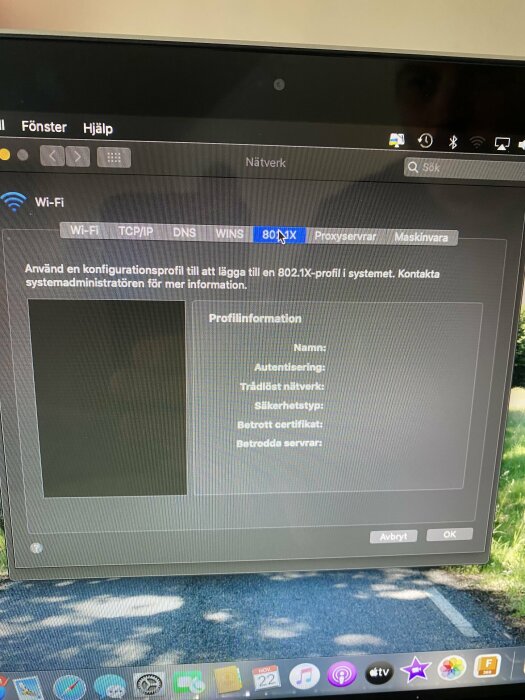 Datorinställningar för nätverk visas på en skärm med fliken för 802.1X-profil markerad. Meddelande om att kontakta systemadministratör visas.