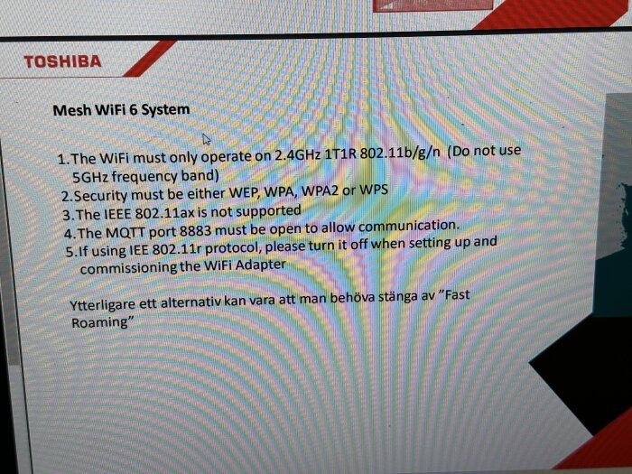 Instruktioner för Toshiba Mesh WiFi 6-system visas på en datorskärm med krav på säkerhet, frekvensband och portar.