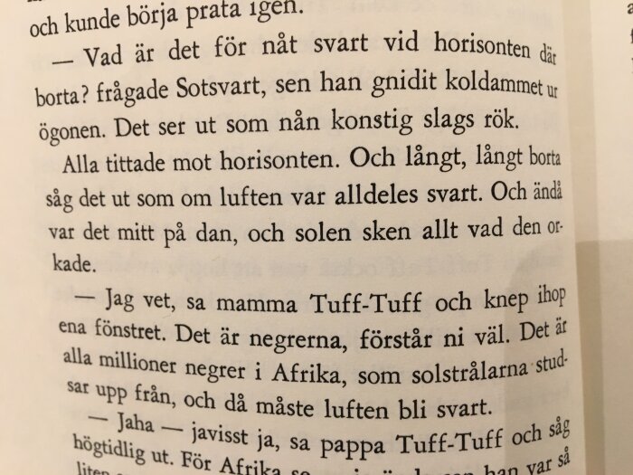 Text på svenska i en bok där karaktärer diskuterar något svart vid horisonten och ger en kontroversiell förklaring till fenomenet.