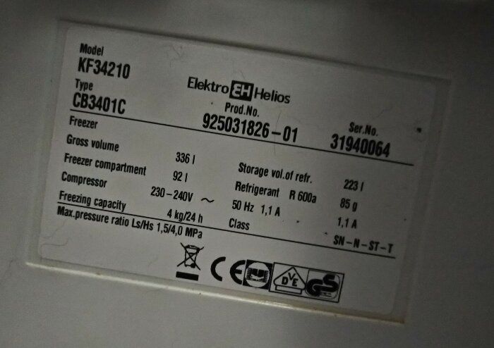 Etikett på kylskåp med specifikationer, modell KF34210. Volym 336 liter, fryskapacitet 4 kg/24 h, Freon R600a. Utfärdare Elektro Helios.