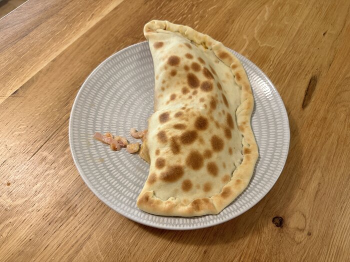 Hemlagad calzone på tallrik, bakad med köpedeg.