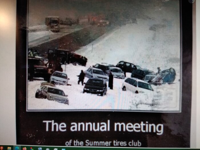 Bilar fast i snöstorm på väg; humoristisk skylt "The annual meeting of the Summer tires club" med bilar som kört av vägen.