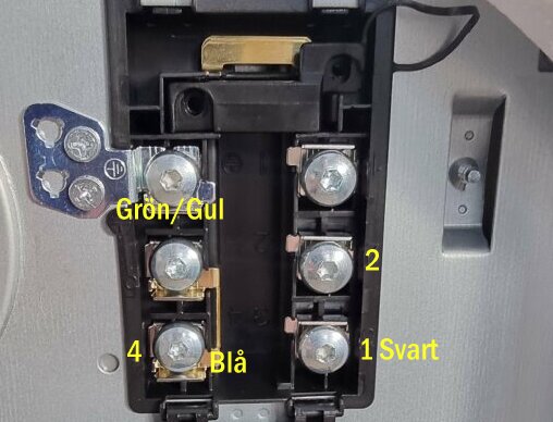 Kretspanel med markerade anslutningar för färgkodade kablar: grön/gul, blå, svart; numrerade platser: 1, 2, 4 för koppling av gamla och nya kablar.