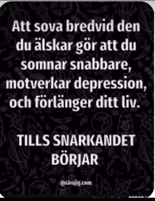 Text med humor om att sova bredvid någon man älskar hjälper, men snarkande stör. Svart bakgrund med mönster.