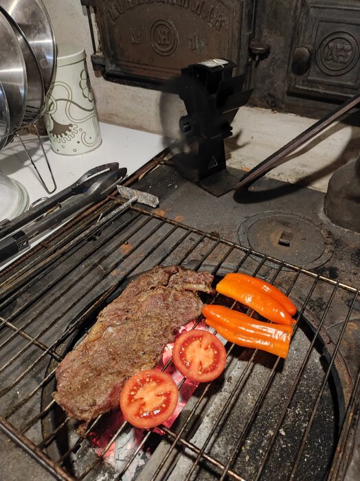 Kött och grönsaker som lagas på ett gammalt vedspis inomhus.