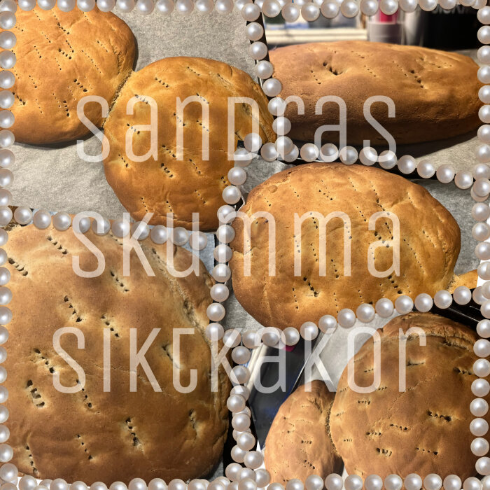 Flera nygräddade bröd med jämn gyllene färg och små hål, text "sandras skumma siktkakor" och pärlkantdekoration.