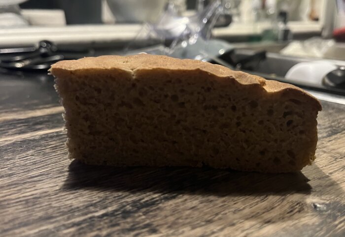 Hembakat bröd med kanel, visas i genomskärning. Mörk bakgrund. Recept för perfekt julskinkemacka.