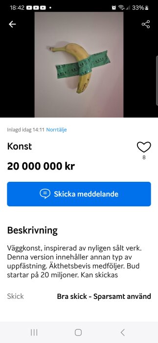 Banana fasttejpad på en vit vägg med grön tejp.