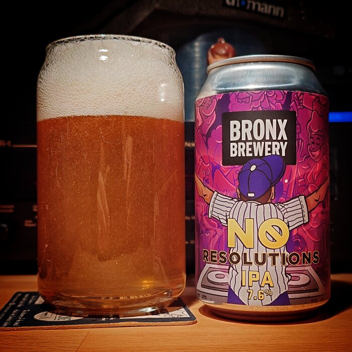 En burk Bronx Brewery No Resolutions IPA 7.6% och ett glas med skummande öl på ett bord.