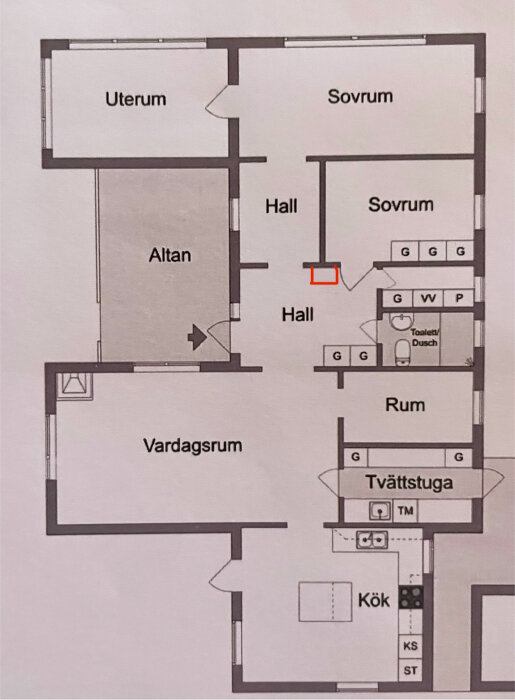 Planskiss av hus med rum markerade, luftvärmepump i röd ruta på innervägg. Centralt placerad mellan sovrum och hall.