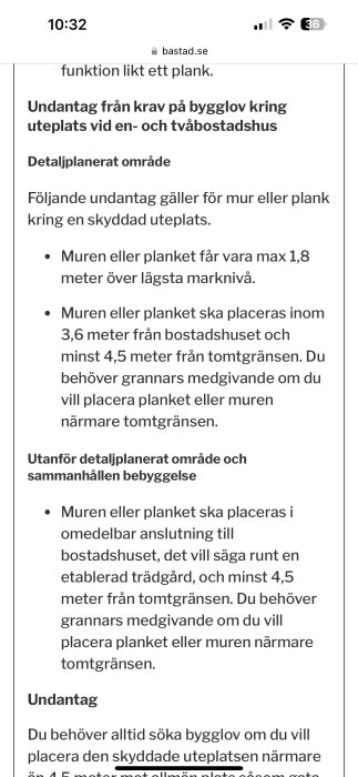 Skärmbild av webbsida från bastad.se som visar text om undantag från bygglovskrav för murar eller plank kring uteplatser i detaljplanerat område.