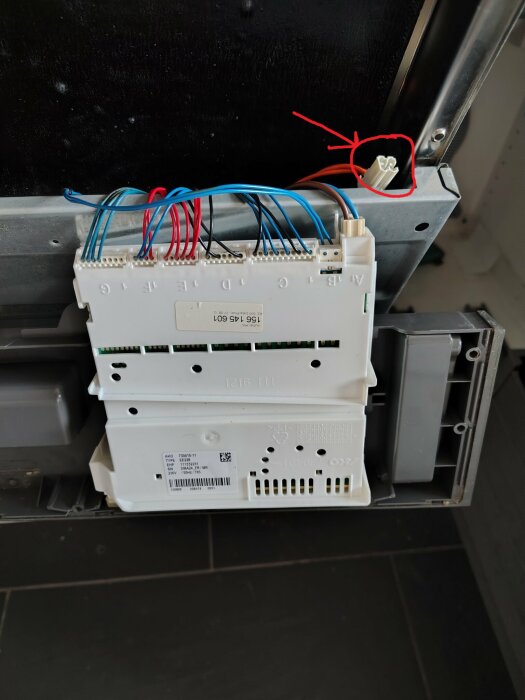 Inringad 4-polig kontakt i en elektronisk enhet, ej ansluten, i fråga om funktion.