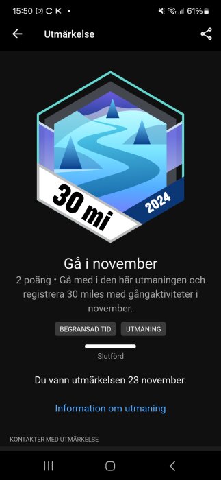 Märkesikon med blå väg och berg, texten "30 mi" för 30 miles, med år 2024; utmärkelse för att gå i november visas på en mobilskärm.