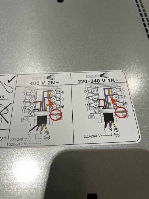 Kopplingsschemat för AEG-häll med instruktioner för 400V 2N och 220-240V 1N anslutningar, markerade bryggor på neutral och jord.