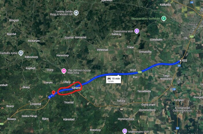 Google Maps-skärmdump av motorväg E22 utanför Ullarp, med en blå vägsträcka markerad och en röd cirkel runt området nära Sätaröd.