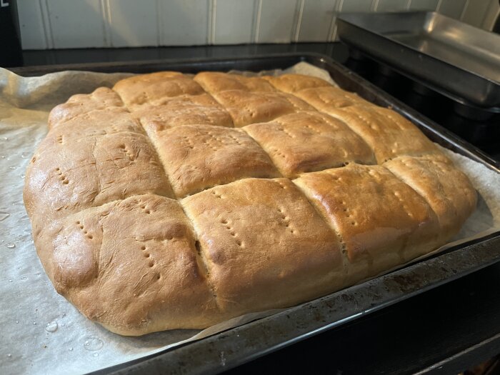 Nygräddade tekakor i långpanna, bakade med julmust enligt recept.