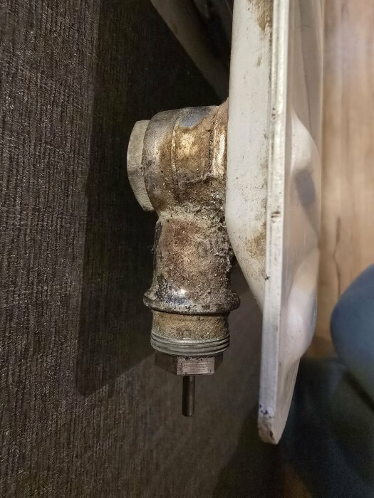 Närbild av en gammal radiatoradapter med korrosion, troligen en M28. Användaren söker hjälp för att installera Tado-termostater.