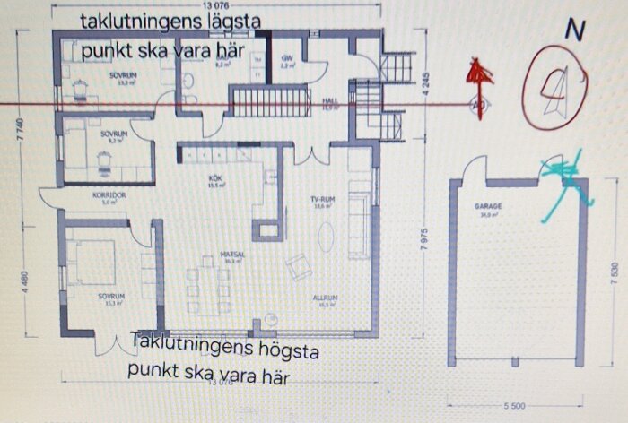 Arkitektritning av husplan med angivna mått, rumsnamn och kommentarer om taklutningens högsta och lägsta punkt. Skiss av pulpettak syns.