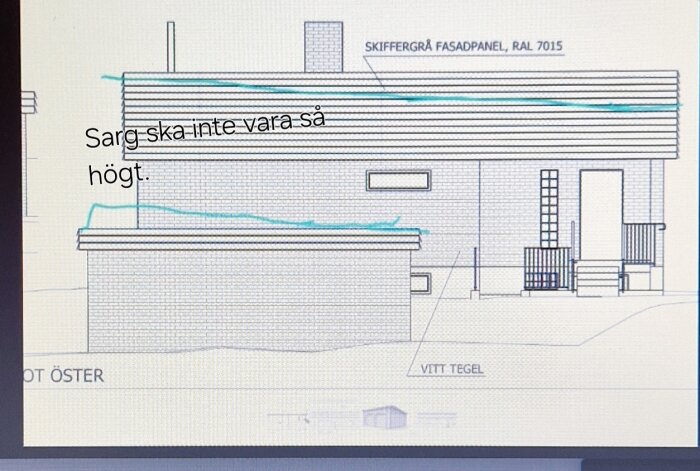 Arkitektritning av hus med pulpettak och textkommentar om att sarg ska inte vara så högt, skiffergrå fasadpanel RAL 7015, vitt tegel.