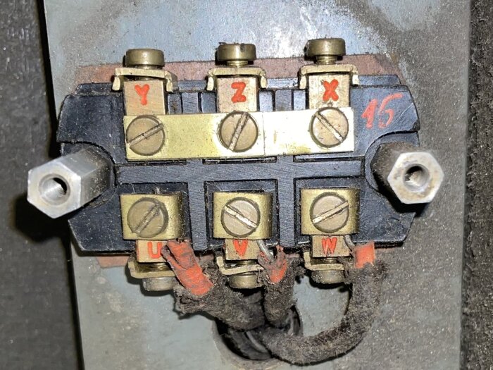 Terminalplint för trefasmotor med märkningar Y, Z, X, U, V, W, och sex anslutna kablar.